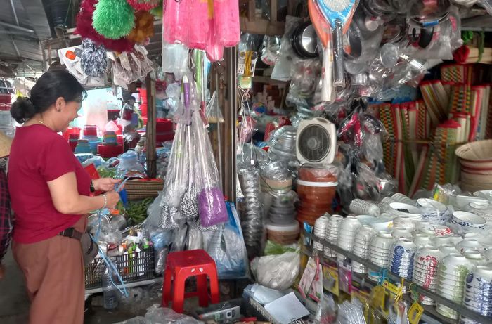 Một lô kinh doanh ở chợ Hầm Nước. Ảnh: Hữu Toàn.