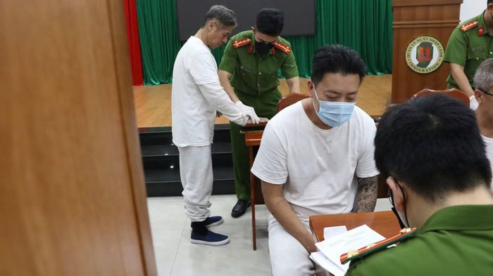 Công an thực hiện các thủ tục tiếp nhận.