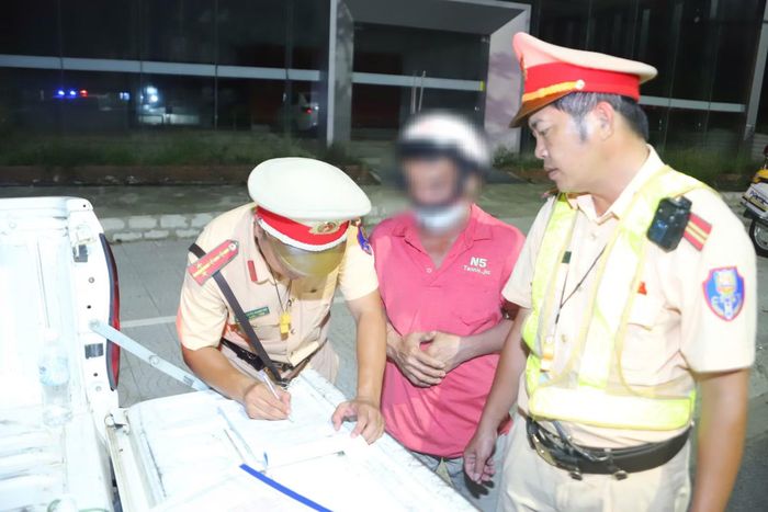 Một tài xế điều khiển phương tiện vi phạm nồng độ cồn bị CSGT lập biên bản xử lý.