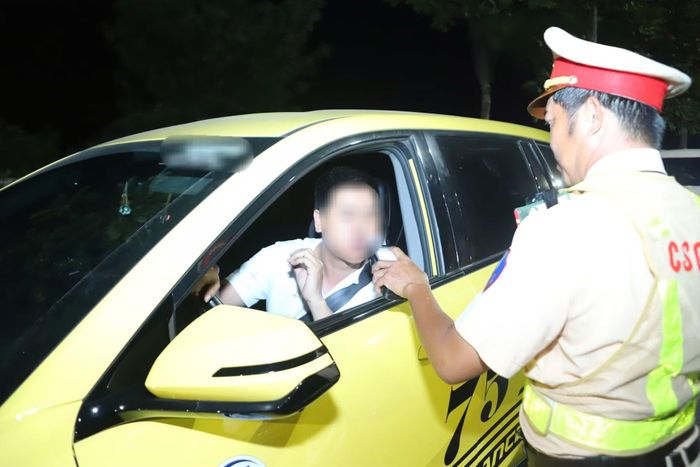 CSGT Công an TP Huế kiểm tra nồng độ cồn tài xế lái xe taxi.
