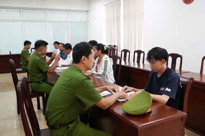 Cán bộ Công an lấy lời khai đối tượng.