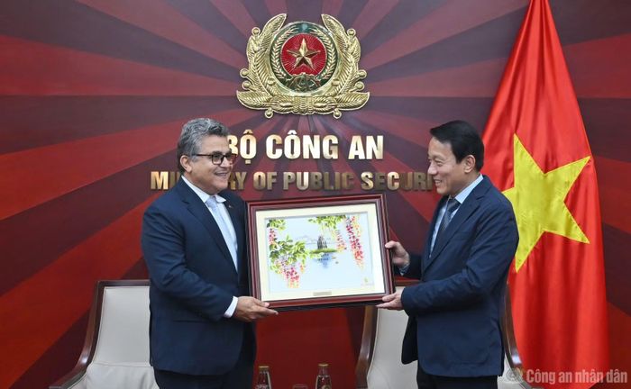 Bộ trưởng Lương Tam Quang tặng quà lưu niệm Đại sứ Saadi Salama.