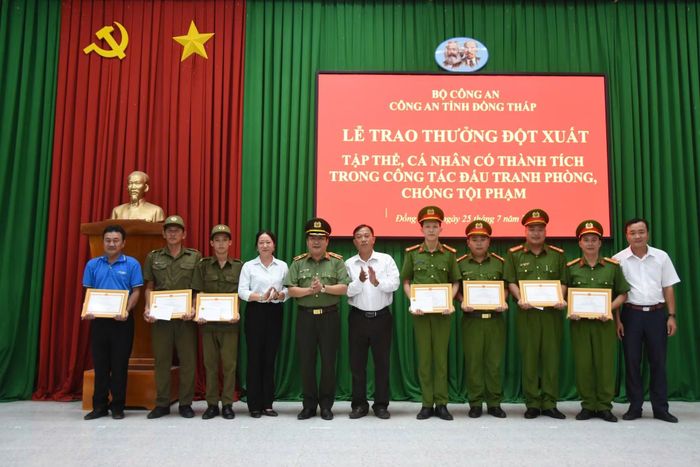 Công an tỉnh Đồng Tháp trao khen cho lực lượng Công an cấp xã và thành viên bảo vệ ANTT ở cơ sở đã có thành tích trong công tác đấu tranh, phòng chống tội phạm.