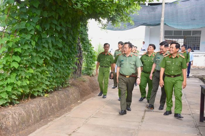 Thiếu tướng Lâm Phước Nguyên kiểm tra công tác tại cơ sở cai nghiện.