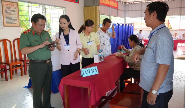 Thiếu tướng Lâm Phước Nguyên kiểm tra công tác chuẩn bị bầu cử đại biểu Quốc hội và đại biểu Hội đồng nhân dân các cấp nhiệm kỳ 2026 - 2031.
