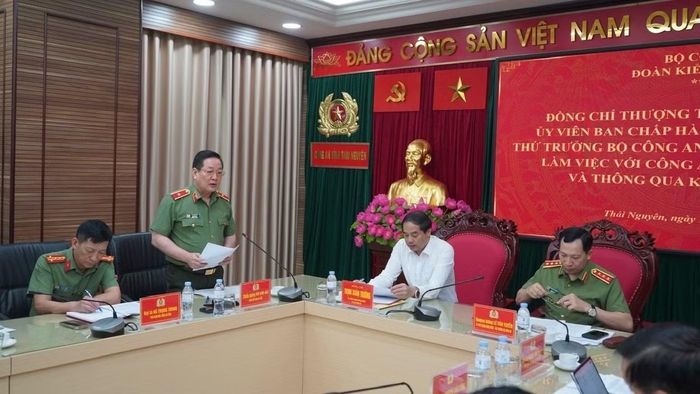 Thiếu tướng Bùi Đức Hải, Giám đốc Công an tỉnh Thái Nguyên báo cáo kết quả công tác tại buổi làm việc.
