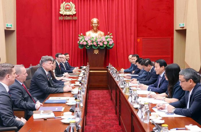 Quang cảnh buổi làm việc.