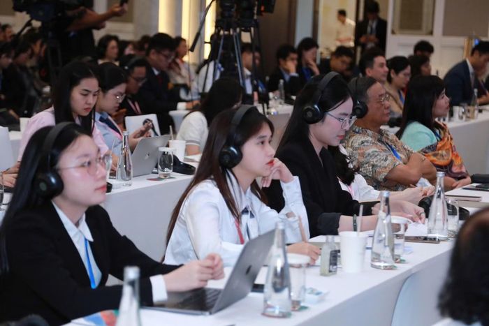 Các đại biểu tham dự phiên thảo luận "Những mô hình phát triển mới trong bối cảnh chuyển dịch toàn cầu".