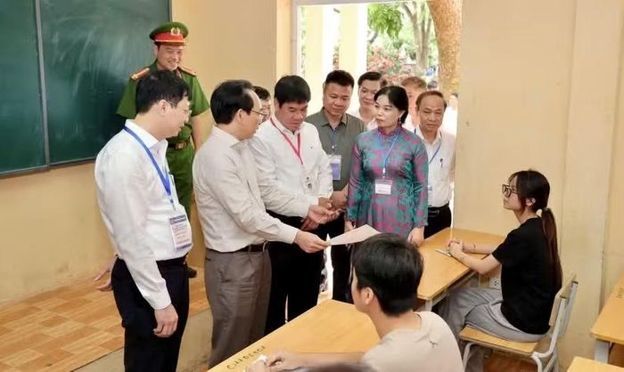 Bộ trưởng Bộ GD&amp;ĐT Hoàng Minh Sơn thăm hỏi, động viên thí sinh trong buổi làm thủ tục dự thi chiều 10/6. Ảnh: Đình Tuệ.