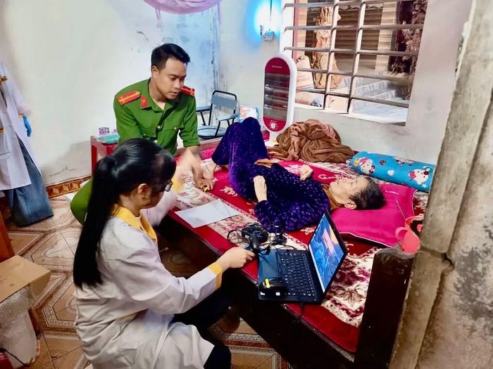 Công an Quảng Trị đến tại nhà để lấy mẫu ADN của thân nhân liệt sĩ.