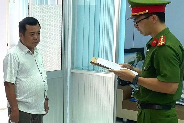 Cơ quan Công an tống đạt quyết định khởi tố đối với Triệu Văn Cang.