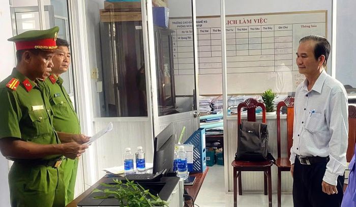 Cơ quan Công an tống đạt quyết định khởi tố đối với Nhan Thanh Liêm.