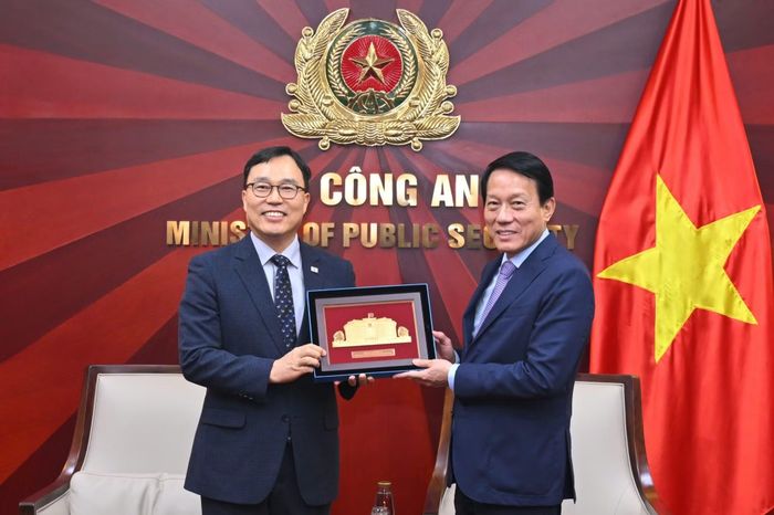 Bộ trưởng Lương Tam Quang tặng quà lưu niệm Đại sứ Hàn Quốc tại Việt Nam Choi Young-sam.