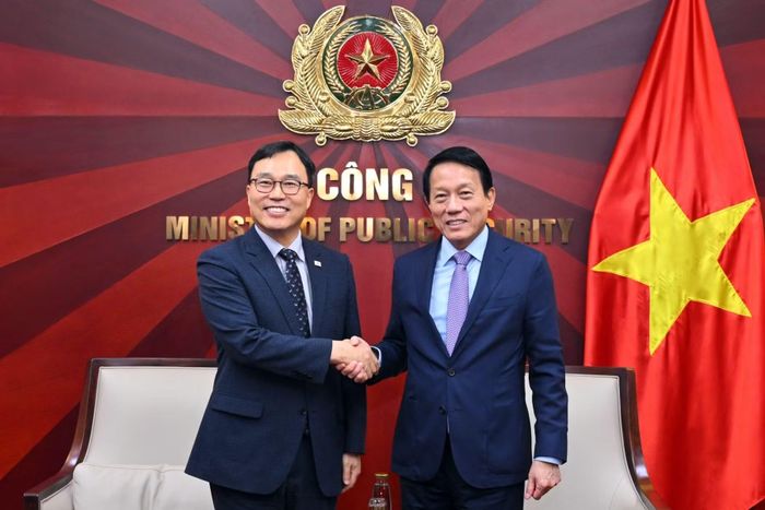 Bộ trưởng Lương Tam Quang và Đại sứ Hàn Quốc tại Việt Nam Choi Young-sam.