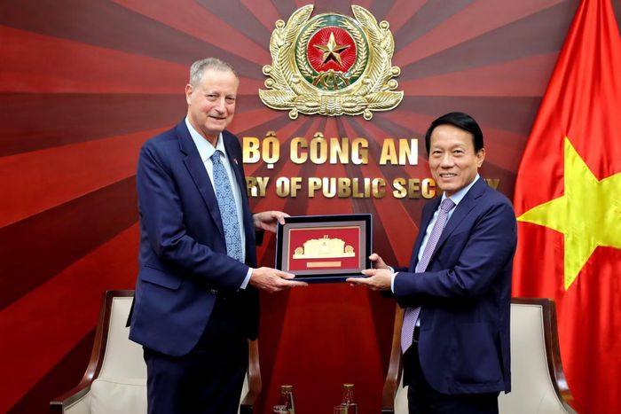 Bộ trưởng Lương Tam Quang tặng quà lưu niệm Đại sứ Israel tại Việt Nam Yaron Mayer.
