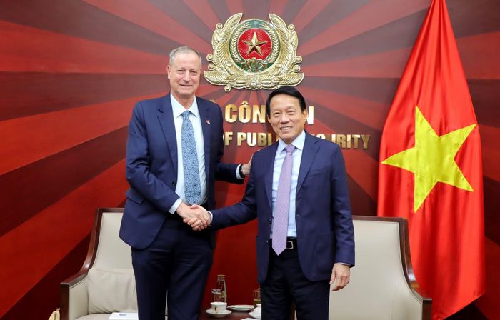 Bộ trưởng Lương Tam Quang và Đại sứ Israel tại Việt Nam Yaron Mayer.