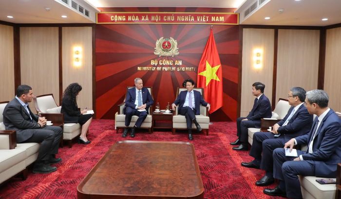 Bộ trưởng Lương Tam Quang và Đại sứ Israel tại Việt Nam Yaron Mayer tại buổi làm việc.