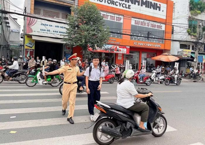 CSGT Công an Đồng Nai điều tiết giao thông và hỗ trợ thí sinh qua đường an toàn.