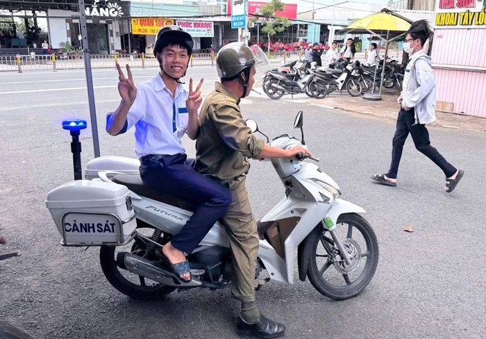 Em Nguyễn Khánh Tân, ngụ xã Vĩnh Mỹ được hỗ trợ khi quên giấy báo dự thi tại điểm Trường THPT Lê Thị Riêng.