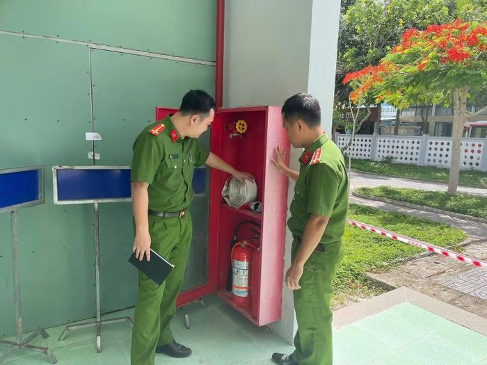 Cảnh sát PCCC&amp;CNCH TP Hồ Chí Minh kiểm tra tại điểm thi.