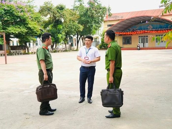 Công an phường Bắc Kạn và đại diện Ban giám hiệu Trường THPT Bắc Kạn kiểm tra thực tế tại điểm thi.