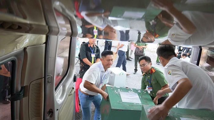 Công an tỉnh Đồng Tháp bố trí cán bộ tham gia 20 chuyến xe vận chuyển đề thi đến 71 điểm thi chính thức.