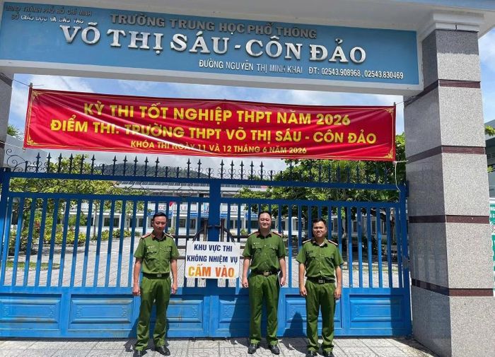 Lực lượng Công an bảo đảm ANTT tại điểm thi Trường THPT Võ Thị Sáu - Côn Đảo.