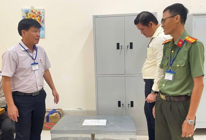 Công tác bàn giao đề thi được thực hiện nghiêm ngặt, đúng quy chế và quy định bảo vệ bí mật nhà nước.