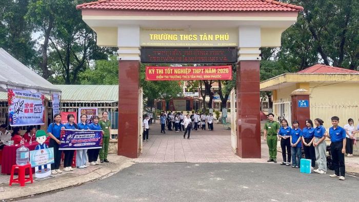 Công an phường Bình Phước cùng các tình nguyện viên sẵn sàng hỗ trợ các thí sinh tại khu vực cổng Trường THCS Tân Phú - Điểm thi số 70.