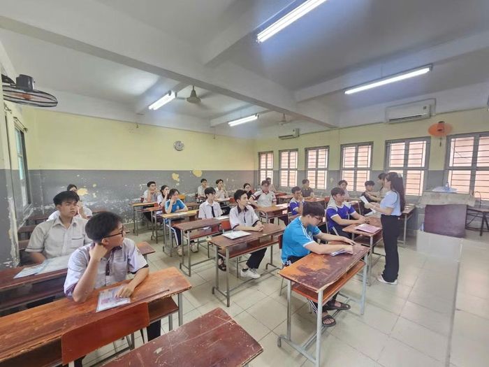 Thí sinh nghe phổ biến quy chế thi tại điểm thi Trường THCS Hàn Thuyên, TP Hồ Chí Minh.
