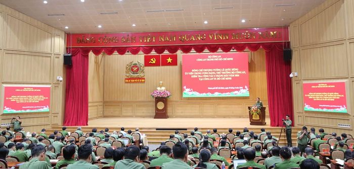 Quang cảnh buổi làm việc.
