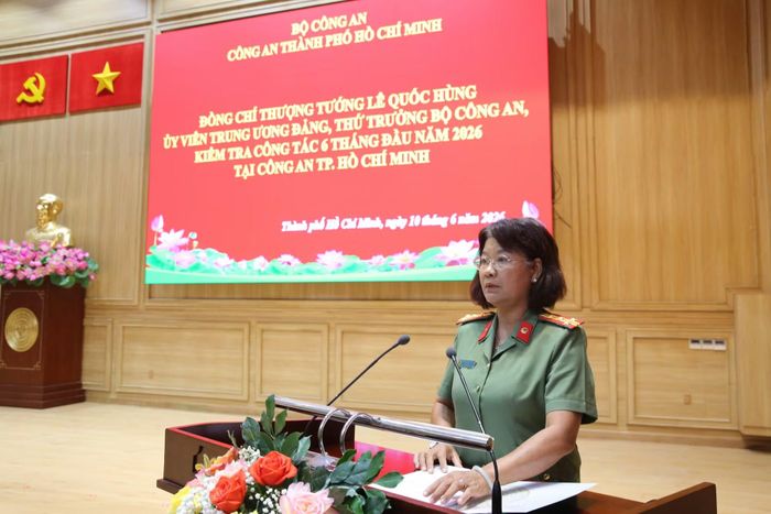 Đại tá Trần Thị Kim Phụng, Phó Giám đốc Công an TP Hồ Chí Minh thông qua Báo cáo tóm tắt tình hình, kết quả công tác.