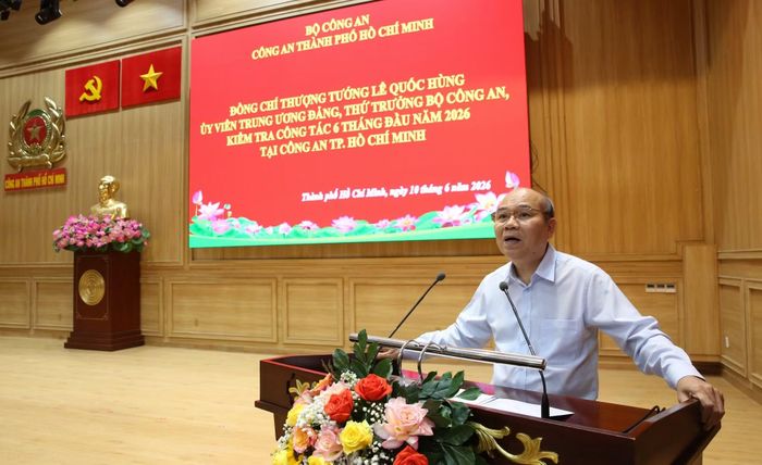 Phó Chủ tịch UBND TP Hồ Chí Minh Trần Văn Bảy phát biểu ý kiến.