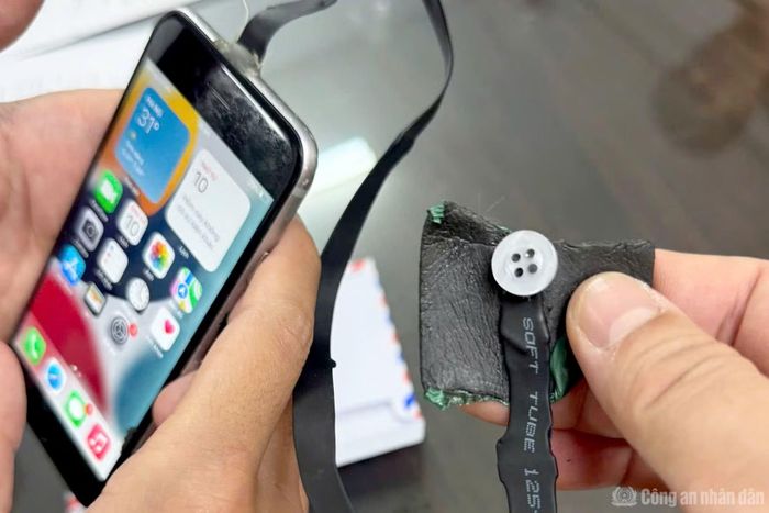 Thiết bị được thí sinh giấu trong người gồm camera ngụy trang kết nối điện thoại, tai nghe siêu nhỏ gắn tai.