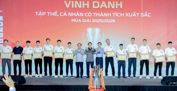 Bộ trưởng Lương Tam Quang trao bằng khen cho các cá nhân thuộc CLB Bóng đá Công an Hà Nội đạt thành tích xuất sắc thời gian qua.