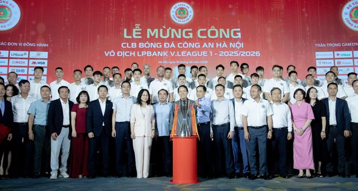 Bộ trưởng Lương Tam Quang và các đại biểu chụp ảnh lưu niệm cùng Câu lạc bộ Bóng đá Công an Hà Nội.