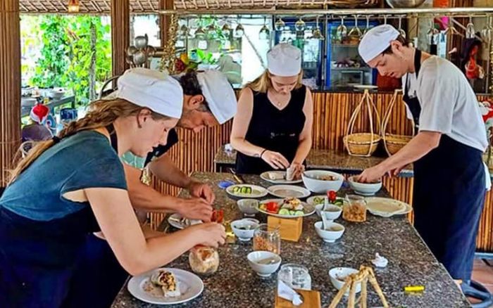Khách du lịch quốc tế tham gia lớp học nấu ăn ở rừng dừa Bảy Mẫu, làng nghề Cẩm Thanh, khi tới Hội An, Việt Nam. Ảnh: hoiantravel