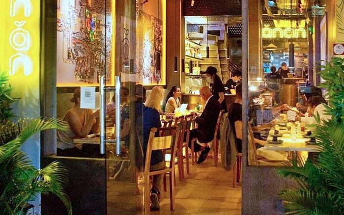 "Ăn Ăn Saigon" là một trong 11 nhà hàng tại Việt Nam được trao một sao Michelin nằm trên phố Tôn Thất Đàm, phường Sài Gòn, Thành phố Hồ Chí Minh. Nhà hàng phục vụ thực đơn với các món Việt ba miền và được làm mới trong cách chế biến, trang trí. Ảnh: Anan Saigon