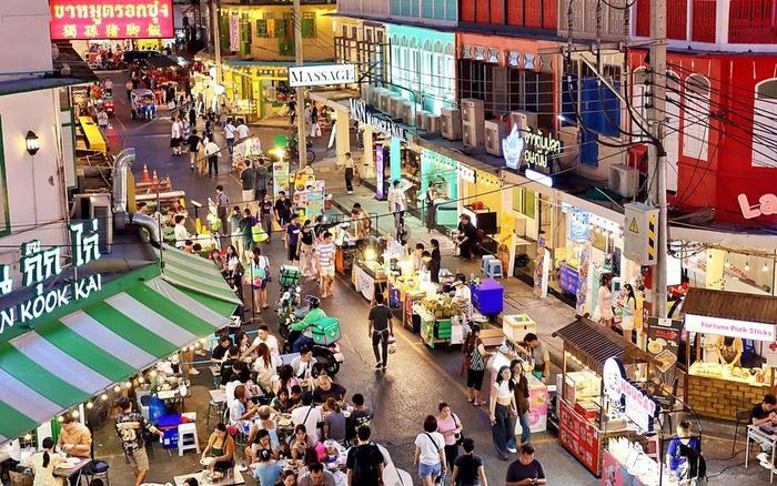Thủ đô Bangkok, Thái Lan vô cùng sôi động không chỉ bởi ẩm thực đường phố đang hồi sinh mạnh mẽ. Mà còn nhờ vào một phong cách ẩm thực Thái Lan cao cấp mới mẻ, chứng minh hương vị địa phương có thể vươn rất xa. Ảnh: Punpreuksa/ Shutterstock