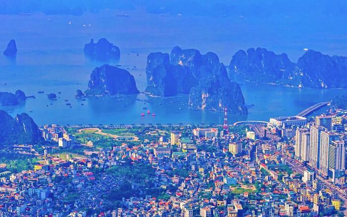 Một góc Vịnh Hạ Long (Việt Nam) với 3 chiếc thuyền buồm đỏ phía xa. Ảnh: Báo Thanh Niên