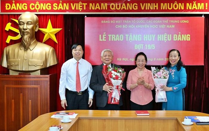 GS.TS Nguyễn Thị Doan, Nguyên Ủy viên Trung ương Đảng, Nguyên Phó Chủ tịch nước, Chủ tịch Hội Khuyến học Việt Nam; Đồng chí Lê Mạnh Hùng, Bí thư chi bộ Hội Khuyến học Việt Nam, Phó Chủ tịch kiêm Tổng Thư ký Trung ương Hội Khuyến học Việt Nam chúc mừng các đảng viên lão thành. Ảnh: Tuấn Anh