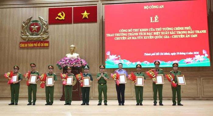 Thứ trưởng Nguyễn Văn Long trao Thư khen của Thủ tướng Chính phủ cho các tập thể vì thành tích xuất sắc trong đấu tranh Chuyên án 126N.