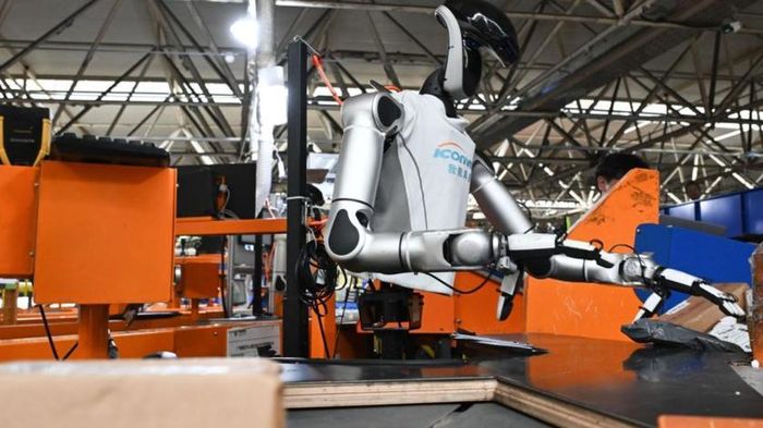 Bên cạnh đội ngũ robot M7 ngày càng đông đảo, trung tâm bưu chính Trung Quốc còn sử dụng một lượng lớn cánh tay robot và xe nâng không người lái, xử lý trung bình 6,5 triệu bưu kiện mỗi ngày.