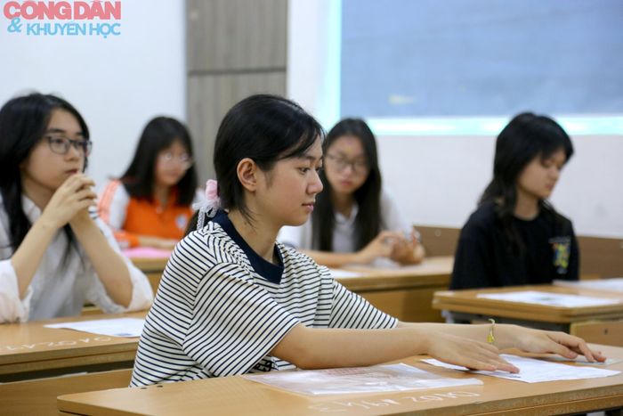 Kỳ thi tốt nghiệp trung học phổ thông năm 2026 sẽ chính thức diễn ra từ ngày 10 đến 12/6. Thí sinh là học sinh lớp 12 dự thi tốt nghiệp trung học phổ thông sẽ thi 2 môn bắt buộc là Toán, Ngữ văn cùng 1 bài thi gồm 2 môn được lựa chọn trong số các môn còn lại là Vật lý, Hóa học, Sinh học, Công nghệ định hướng công nghiệp, Công nghệ định hướng nông nghiệp, Tin học, Ngoại ngữ, Lịch sử, Địa lý, Giáo dục kinh tế và pháp luật. Thí sinh được chọn thi môn ngoại ngữ khác với ngoại ngữ được học tại trường phổ thông.