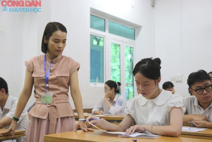 Giám thị đối chiếu thông tin của thí sinh.