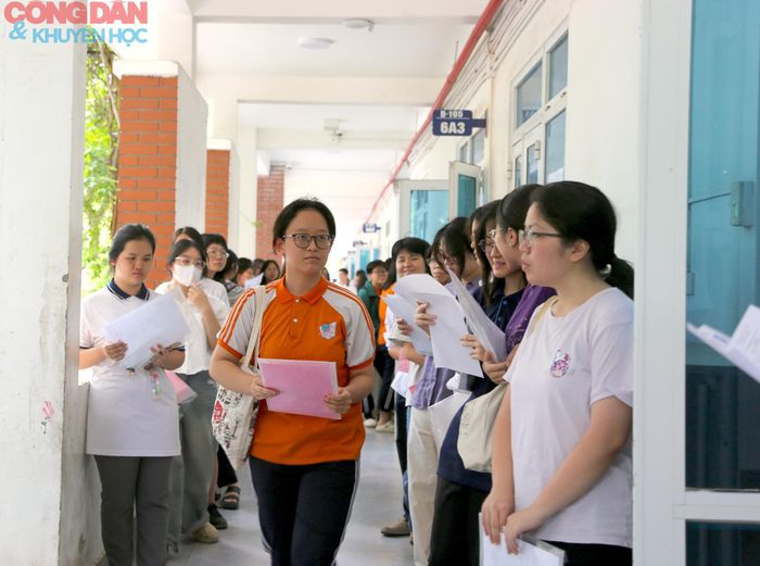 Với quy mô thí sinh lớn thứ hai cả nước, Hà Nội huy động hơn 18.500 cán bộ, giáo viên và nhân viên thực hiện nhiệm vụ coi thi và chấm thi tại 222 điểm thi trên địa bàn. Cùng với đó, Công an thành phố bố trí gần 700 cán bộ, chiến sĩ tham gia bảo đảm an ninh, an toàn tại các điểm thi, khu vực làm phách và chấm thi.