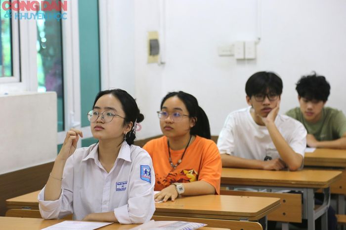 Buổi làm thủ tục dự thi giúp thí sinh kiểm tra và điều chỉnh thông tin cá nhân nếu có sai sót, cũng như nghe phổ biến quy chế thi và lịch thi. Thí sinh cũng xác định được vị trí phòng thi, vị trí chỗ ngồi, lối đi và các khu vực chức năng trong điểm thi. Điều này góp phần giảm bớt tâm lý lo lắng, tránh tình trạng đến muộn hoặc nhầm phòng thi trong ngày thi chính thức.