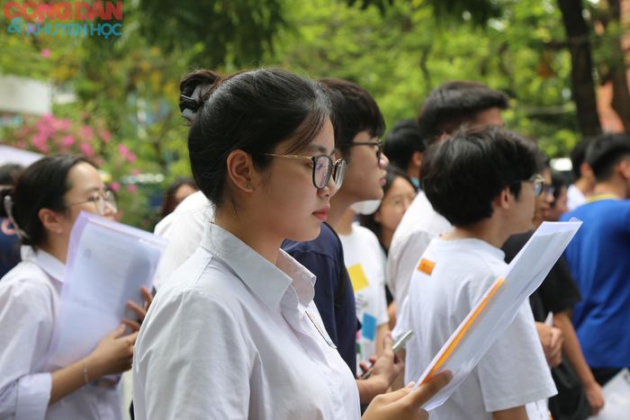 Năm nay, để phục vụ công tác tổ chức kỳ thi, thành phố Hà Nội đã bố trí 222 điểm thi với 5.899 phòng thi, gồm 5.401 phòng thi chính thức, 276 phòng chờ.