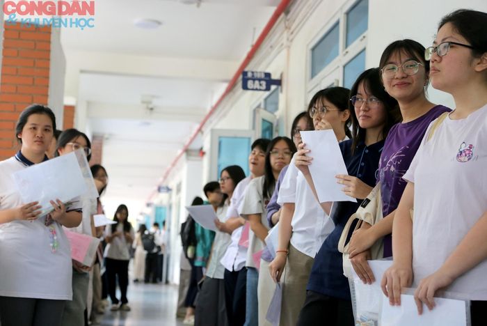 Thí sinh chờ gọi đến lượt vào phòng làm thủ tục dự thi.