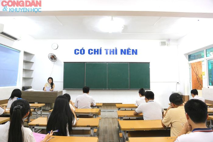 Giám thị phổ biến quy chế thi và lịch thi, đồng thời nhấn mạnh về các vật dụng thí sinh được phép và không được phép mang vào phòng thi.